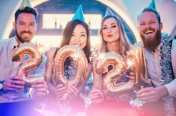 Hombres y mujeres celebrando el nuevo año 2021 — Foto de Stock