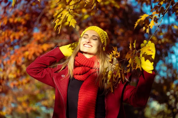 Kvinna njuter av solen på en varm hösteftermiddag — Stockfoto