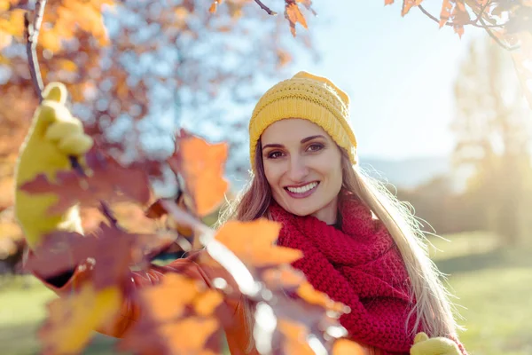 Femme ludique en automne regardant la caméra — Photo