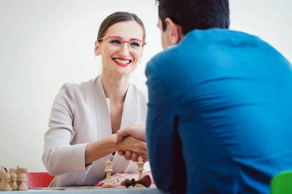 Geschäftsfrau gewinnt im Schach dank besserer Strategie — Stockfoto