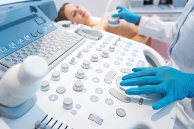 Kadın hasta göğüs kanserini önlemek için ultrason taraması yaptırıyor.