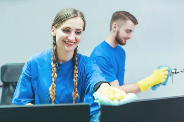 Equipe de homens e mulheres de limpeza comercial trabalhando — Fotografia de Stock