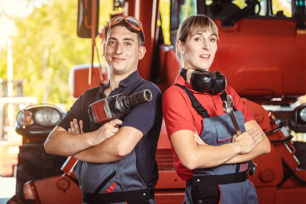 Due macchinisti per macchine agricole nel loro garage — Foto Stock