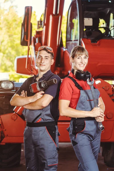 Twee machinisten voor landbouwmachines in hun garage — Stockfoto