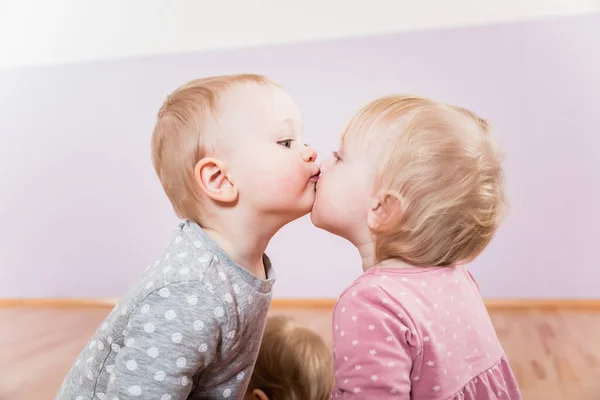 Two toddlers playing with each other — Stock Photo, Image