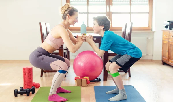 Family doing squats on floor at home during Covid 19 curfew — Stock Photo, Image
