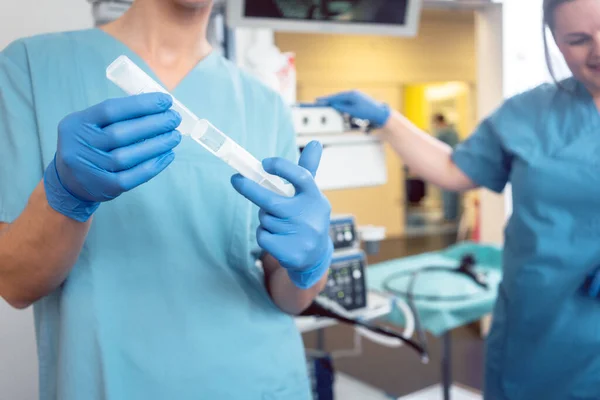 Enfermeira preparando anestésico para cirurgia no hospital — Fotografia de Stock