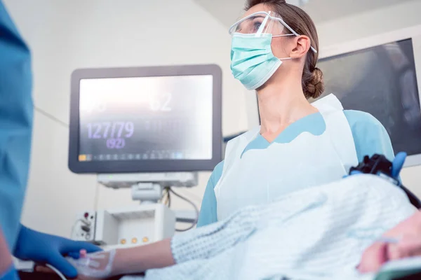 Medico durante la colonscopia in ospedale guardando schermo — Foto Stock