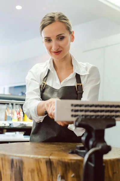 Sieraden ontwerper vrouw in haar werkplaats trekken draad — Stockfoto