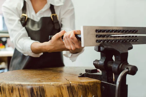 Juwelierin in ihrer Werkstatt zieht Draht für ihr Handwerk — Stockfoto