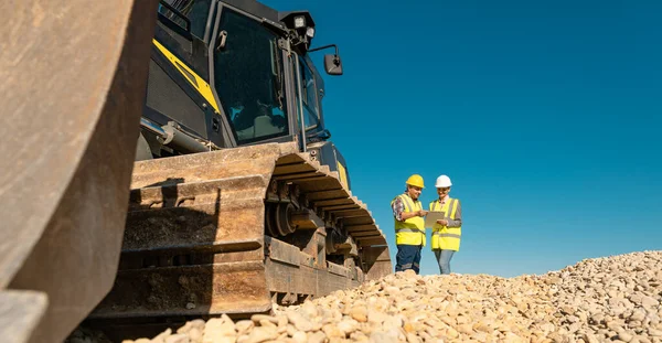 Arbeiter diskutieren über ihre Arbeit im Steinbruch oder in der Kiesgrube — Stockfoto