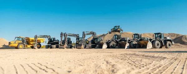 Diggers, excavators and other heavy machines in mine of quarry — Stock Photo, Image