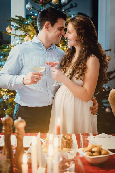 Casal comemorando o Natal, a esposa está grávida — Fotografia de Stock