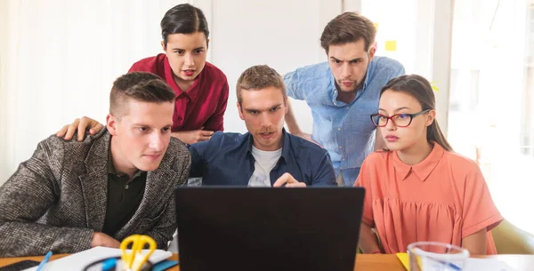 Equipo de oficina trabajando en el ordenador portátil — Foto de Stock