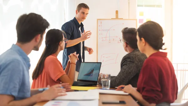 Man collega briefing aan zijn andere vriend — Stockfoto