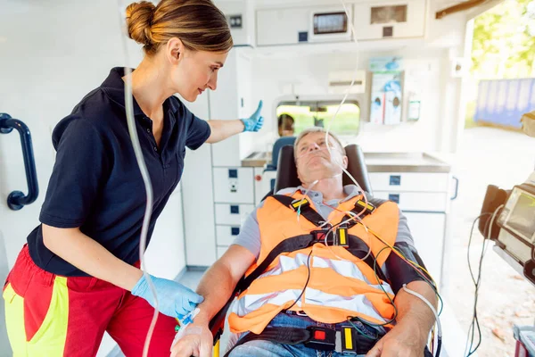 Sanitäter im Rettungswagen gibt Fahrer das Zeichen zum Anfahren — Stockfoto