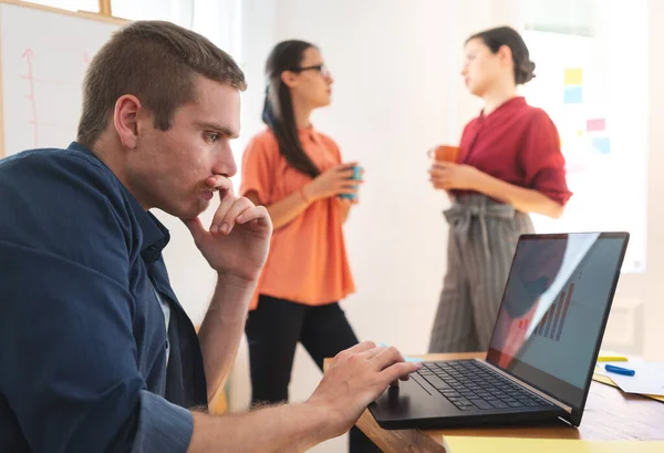 Junger Mann arbeitet am Laptop — Stockfoto