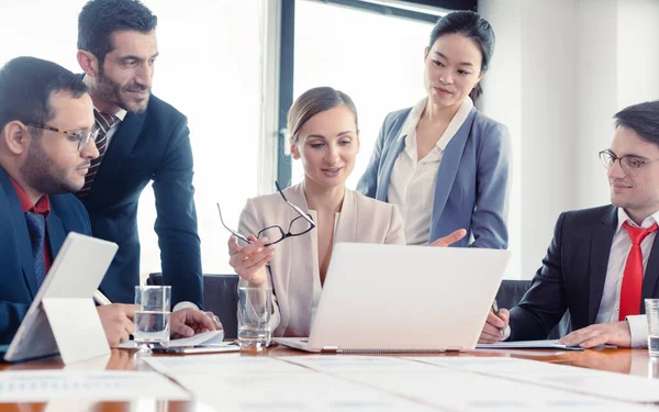 Bedrijfsadviseurs die een deal structureren — Stockfoto