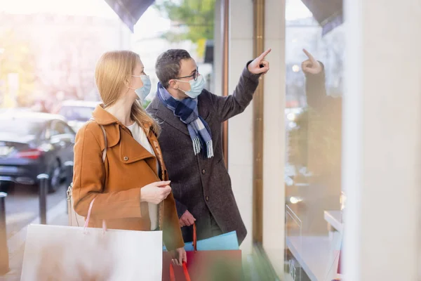 Couple faisant des achats pendant le verrouillage partiel — Photo