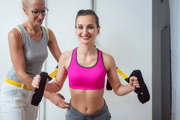 傷害から回復するために理学療法中にスリングトレーナーを使用する女性 — ストック写真