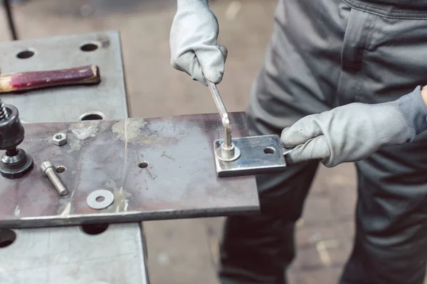 Zbliżenie kobieta metalworker w jej warsztat — Zdjęcie stockowe