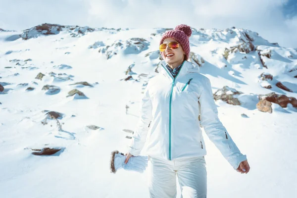 Woman enjoying a hike on her winter holidays in the snow — Stock Photo, Image