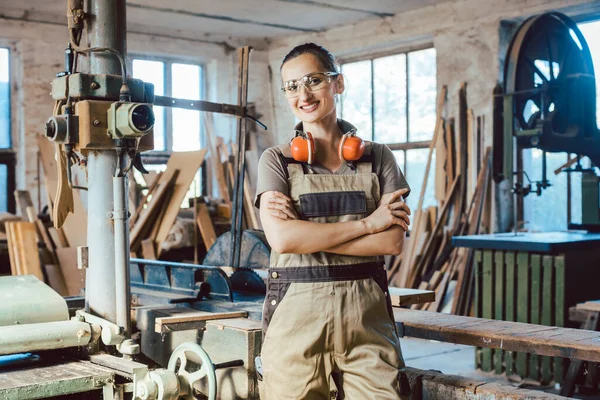 Gyönyörű nő asztalos az ő famunka workshop — Stock Fotó