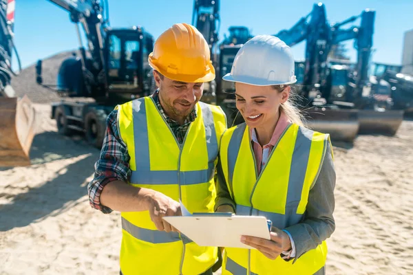 Twee arbeiders in een open mijn voor zware machines — Stockfoto