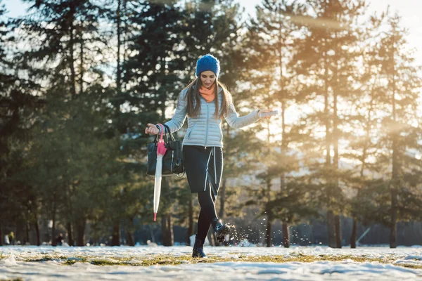 Nő sétál a jégkása hóban — Stock Fotó