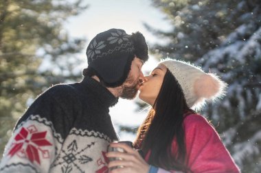 Kışın öpüşen çift