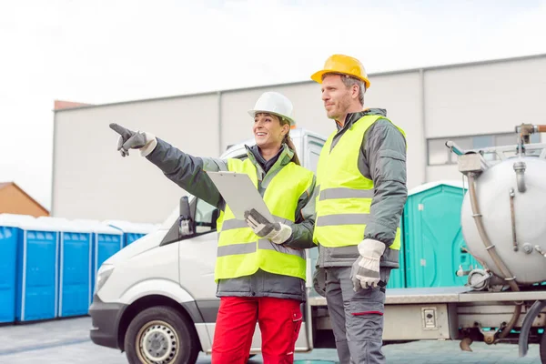 Werknemers in mobiele toiletverhuur — Stockfoto