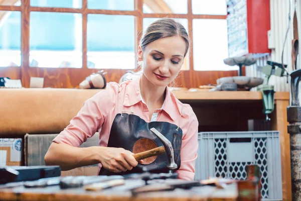 Nahaufnahme einer Schuhmacherin, die Schuhe repariert — Stockfoto