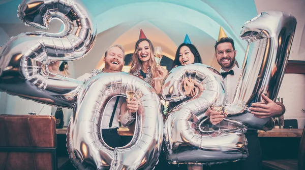 Group of party people celebrating the arrival of 2021 — Stock Photo, Image