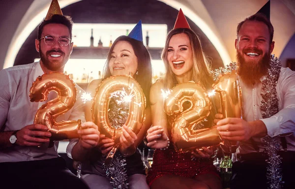 Mujeres celebrando el nuevo año 2021 — Foto de Stock