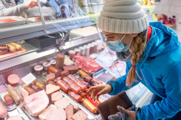 Nő arc maszk vásárlás élelmiszereket kovid 19 pandémia — Stock Fotó