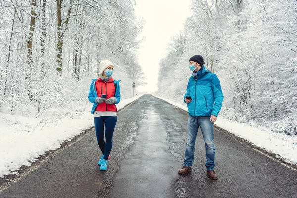 Man en vrouw sociale afstand in covid-19 winter — Stockfoto