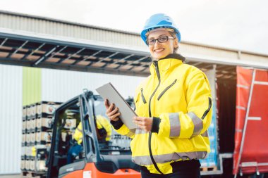 Denetmen kamyonla gönderilecek sevkiyatın içeriğini kontrol ediyor.