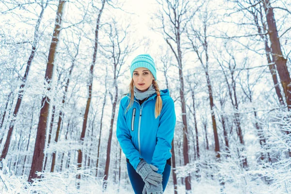 Karda fonksiyonel giysiler giyen kadın spor için ısınıyor. — Stok fotoğraf