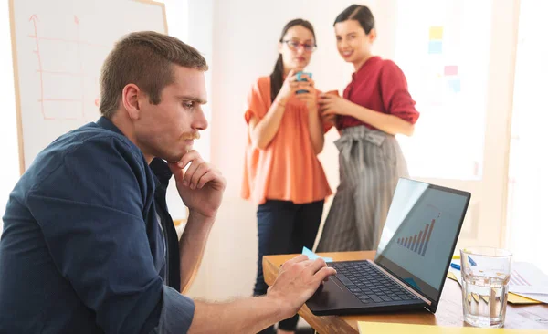 Zwei lächelnde Freundinnen schauen den Mann an — Stockfoto