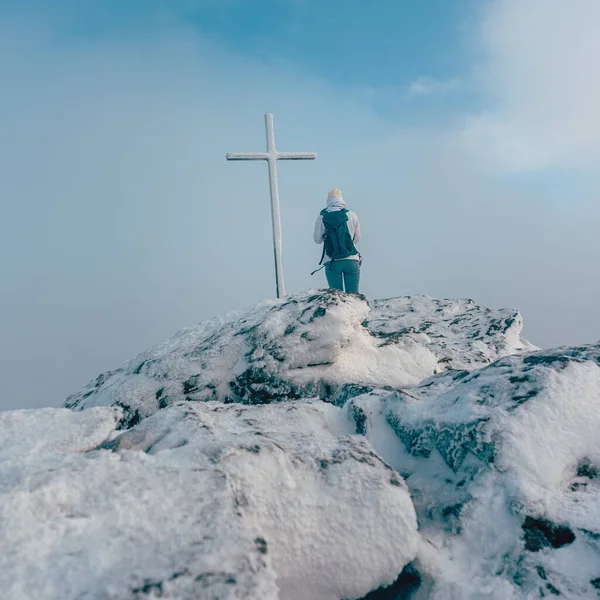 Cúpula cruz em um cume de montanha — Fotografia de Stock