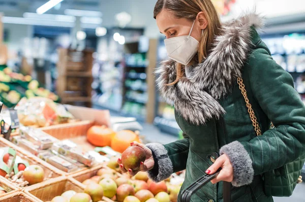 Donna che indossa la maschera ffp2 shopping al supermercato — Foto Stock