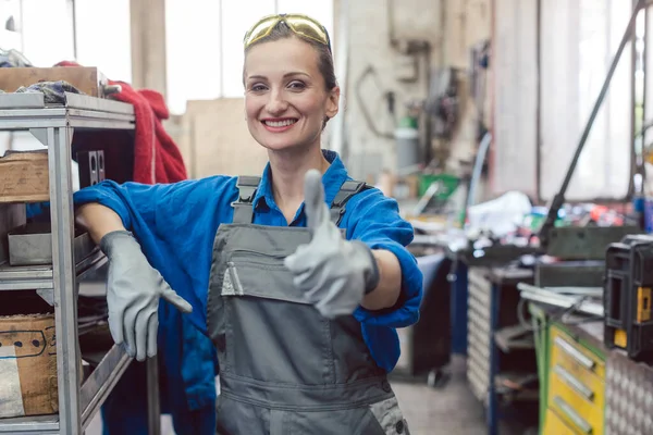 親指アップを示す金属ワークショップの女性労働者 — ストック写真