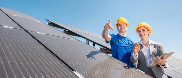 Gerente e trabalhador em usina fotovoltaica — Fotografia de Stock