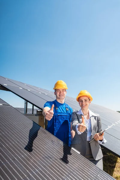 Arbetstagare och investerare i solkraftverk — Stockfoto