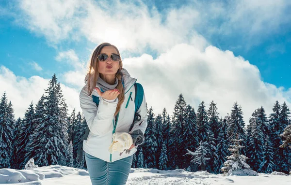 Mujer amando su caminata de invierno en las montañas — Foto de Stock