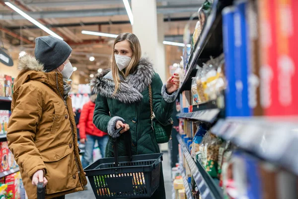 Семейный шоппинг в супермаркете во время пандемии covind19 — стоковое фото