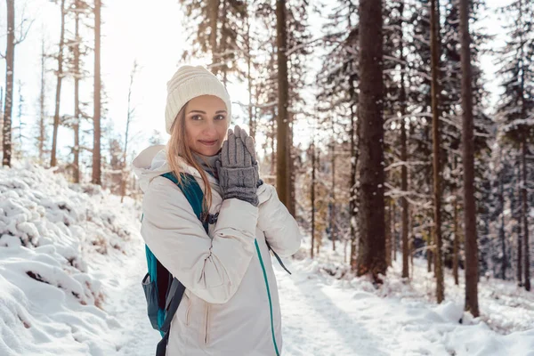 Woman on winter hike enjoying the sunset in the forest — Stock Photo, Image