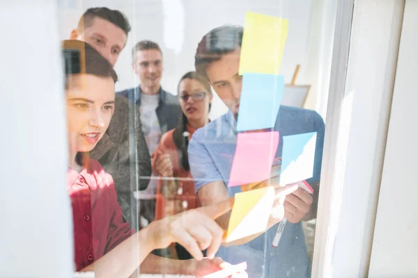 Büroteam betrachtet Haftnotizen — Stockfoto