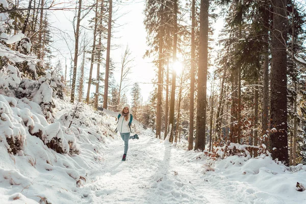 Woman on winter hike enjoying the sunset in the forest — Stock Photo, Image