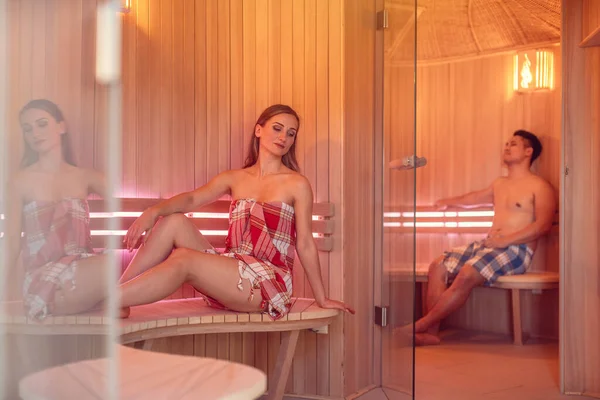 Femme et homme dans le sauna — Photo